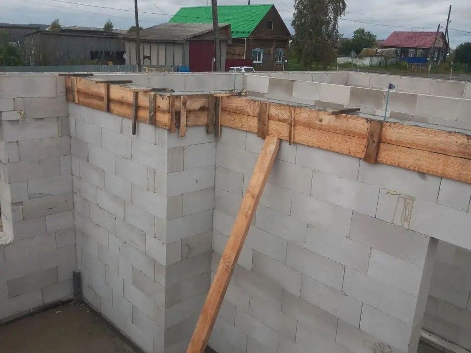Кладка газобетона с армированным поясом