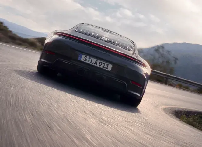 Porsche 911 Carrera GTS в движении, вид сзади