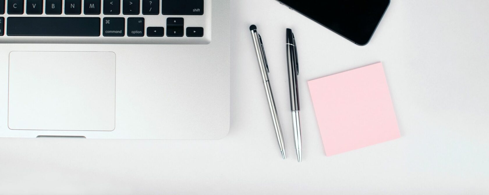 стикеры, ручки, ноутбук