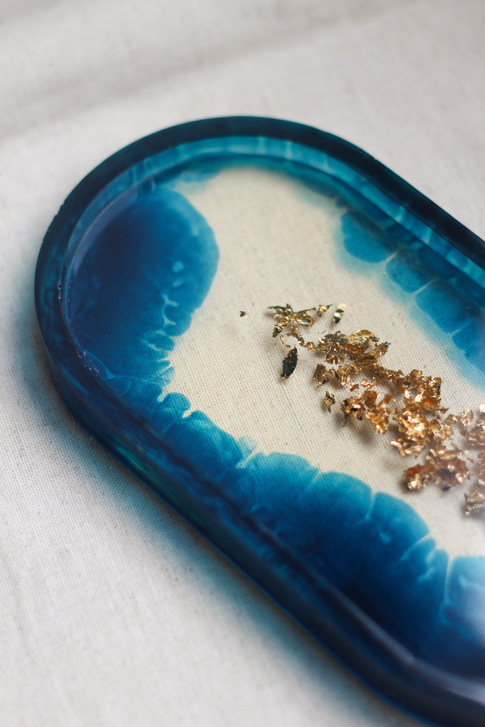 Овальный подиум из эпоксидной смолы синего цвета