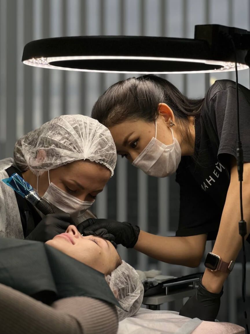 Мастер перманентного макияжа Анна Ким проводит обучение