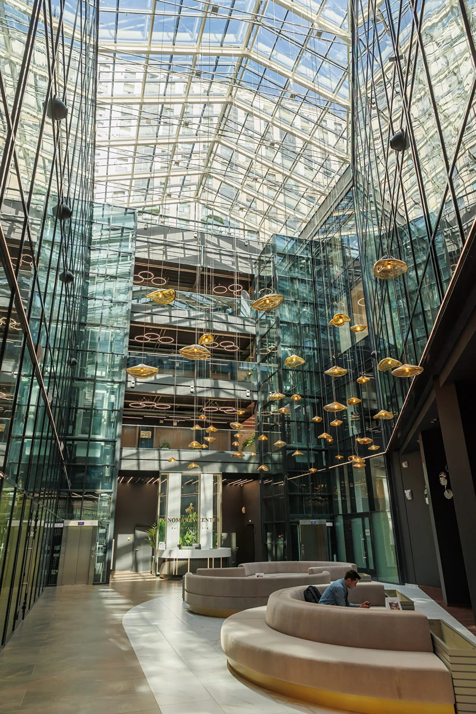 Стеклянный козырек над входом фото