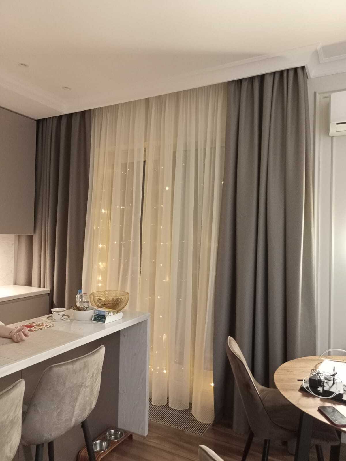 Интерьер с индивидуальными шторами в гостиной