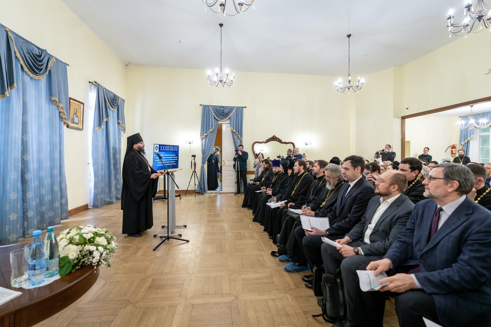 Храм христа спасителя служба на пасху. Храм утоли моя печали саратов внутри. Никольский храм макарово прихожане. Служба в церкви. Служение в храме.