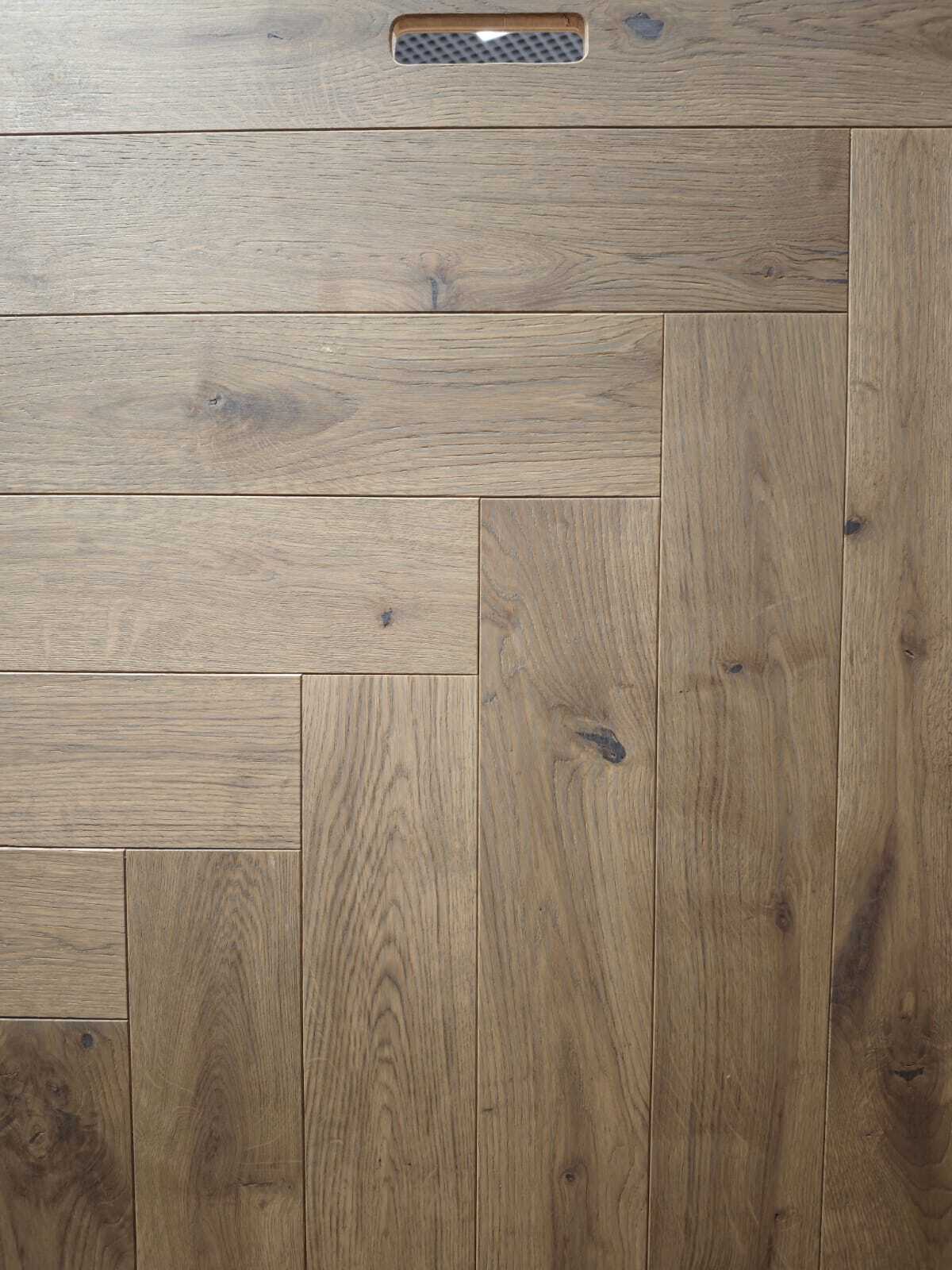 Legend Parquet, цвет White coffee Белый кофе — тёплая древесная палитра с глубокой текстурой. Пример того, как английская ёлка может стать акцентом интерьера. Инженерная доска с продуманной геометрией и покрытием, устойчивым к износу.