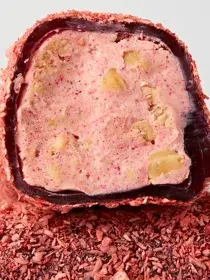 Клубничный рулет с кремом и цельным фундуком — срез