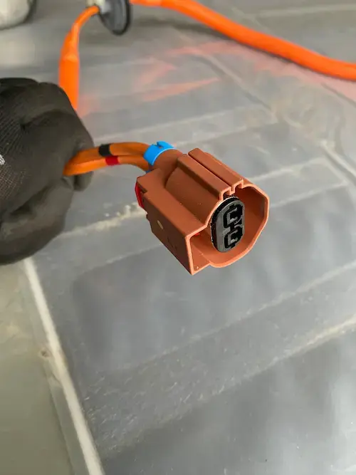 Revidierter HV-Stecker mit gelbem Punkt: verbessertes Pin-Design