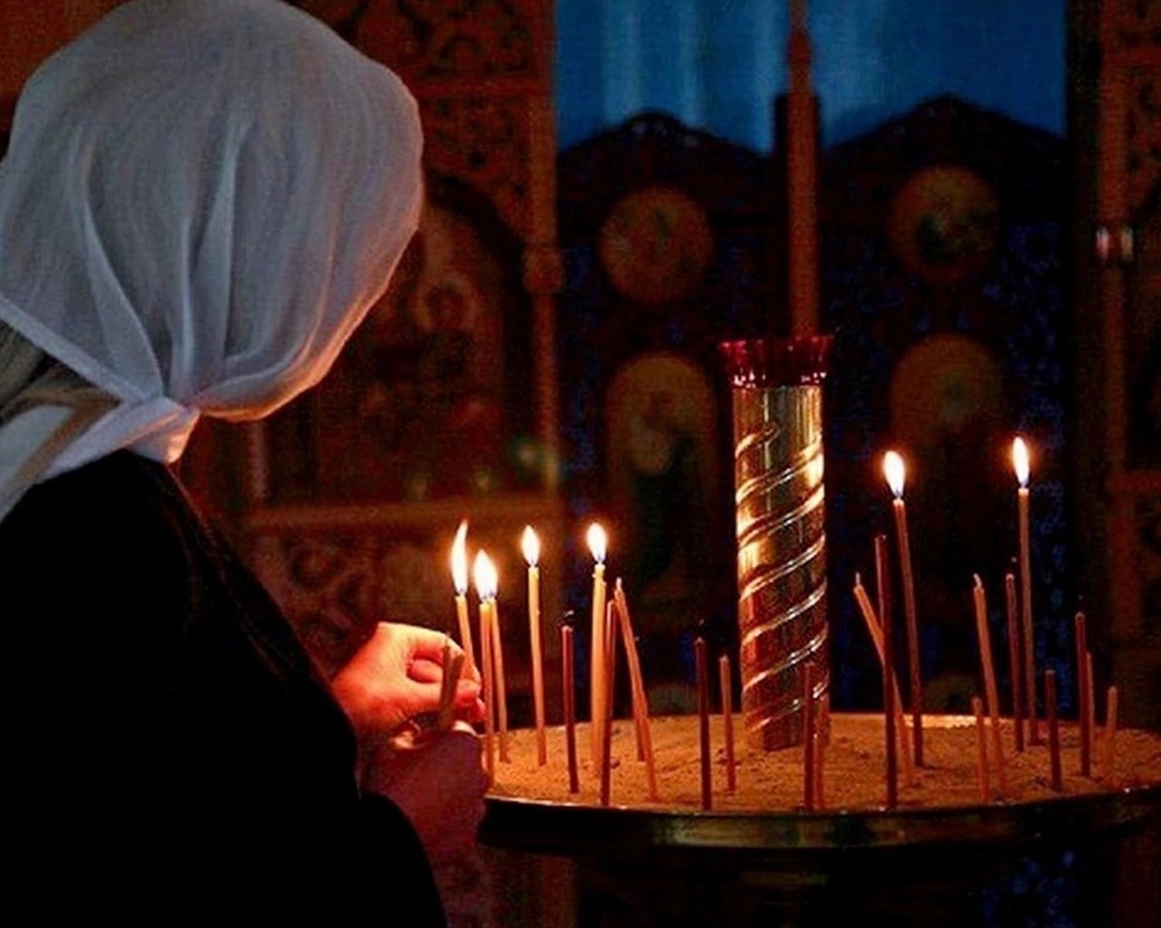 Можно ли ставить свечи перед пасхой. Свечи в церкви. Девушка молится в церкви. Женщина со свечой в храме. Светчи d церковb.