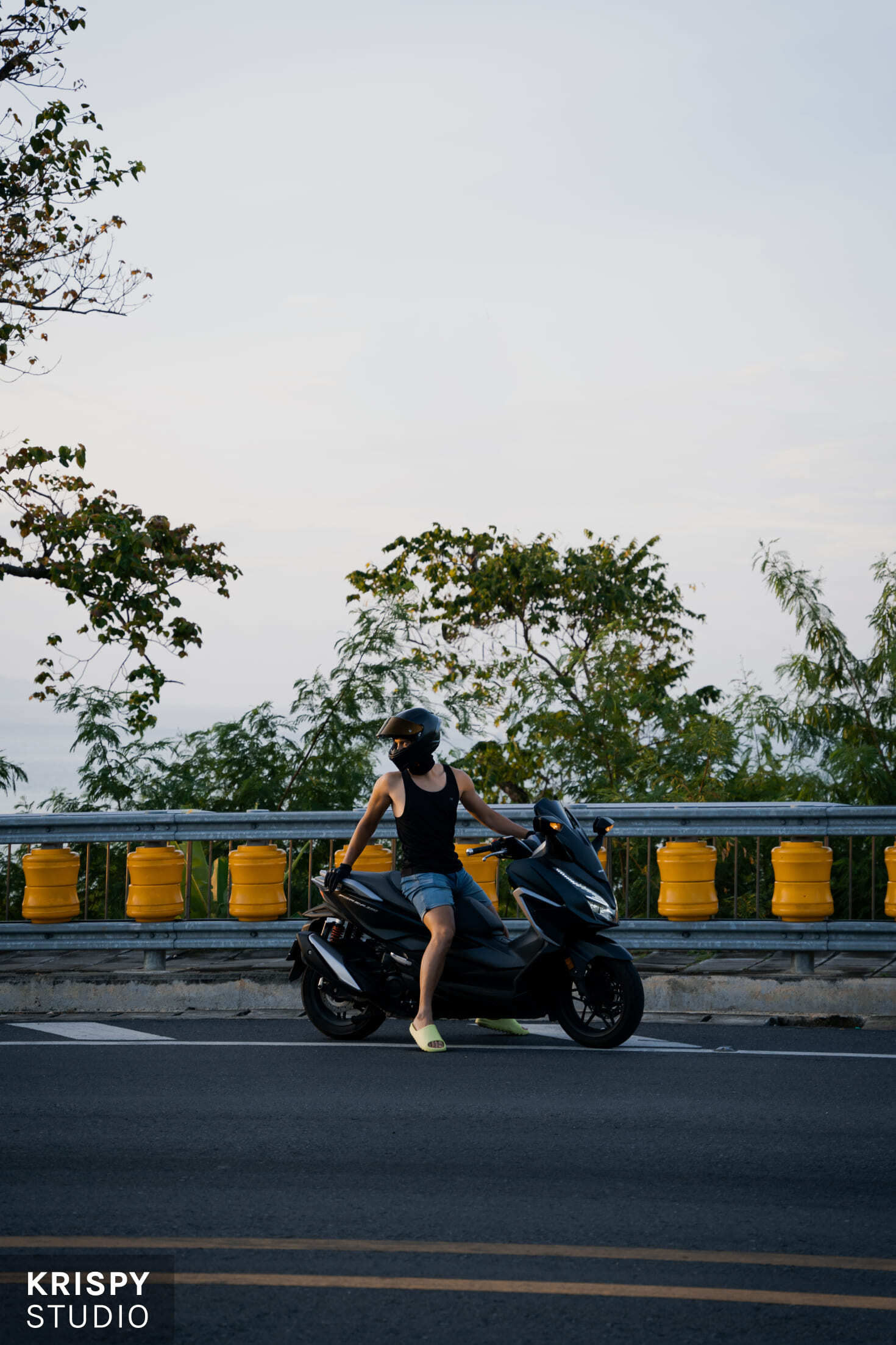 Мужская фотосессия на байке на фоне заката