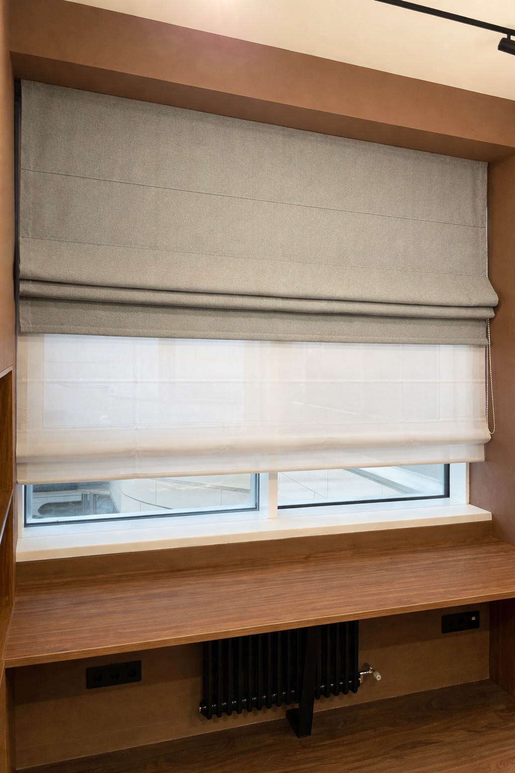 Двойная римская штора в гостиной