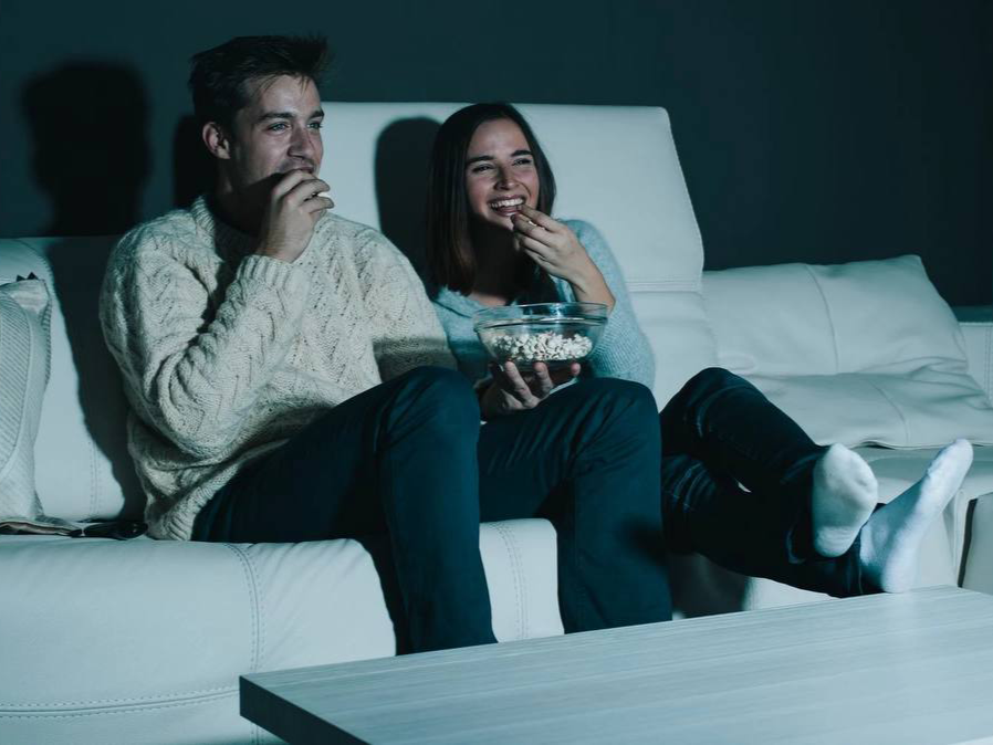 фото парня и девушки на романтическом свидании в публичном месте