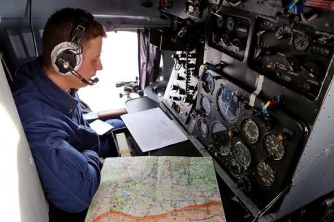 Штурман за работой в кабине