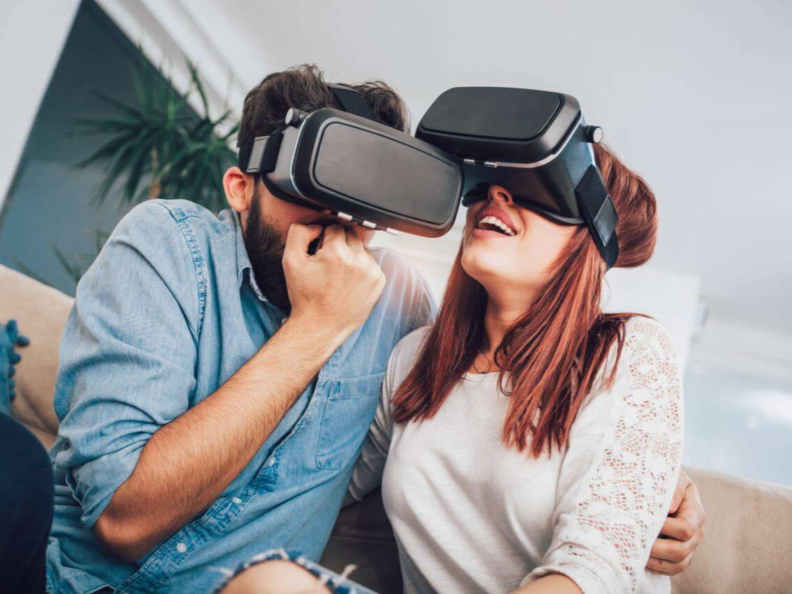 фото парня и девушки на романтическом свидании в публичном месте