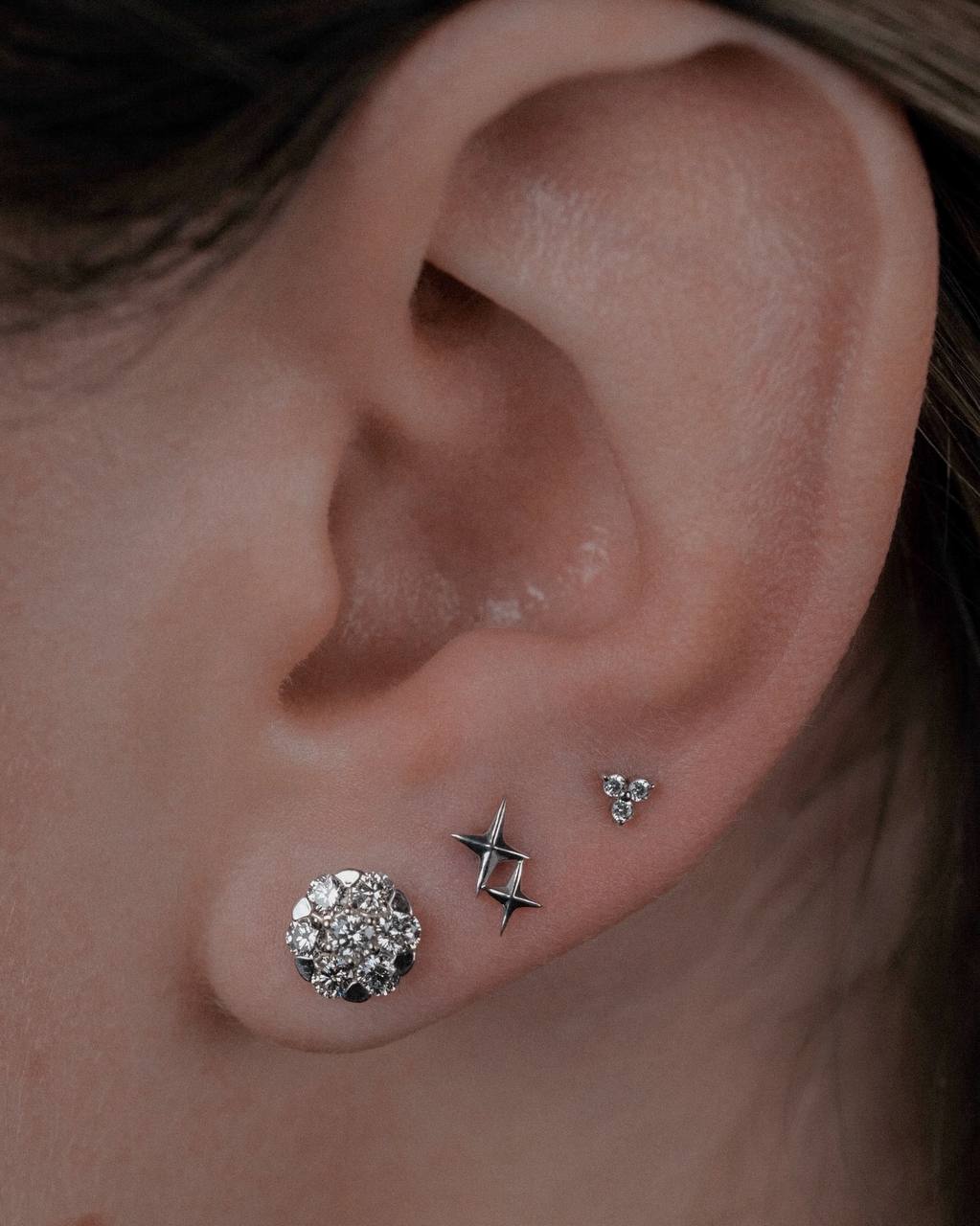 Прокол мочки уха иглой