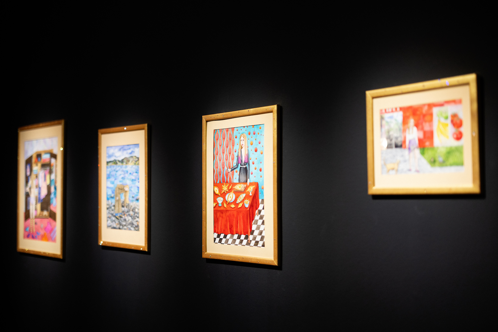 Фрагмент экспозиции Зачем снятся сны? Юли Шафаростовой в Most Wanted Gallery. Графика, объекты, книга, текстиль