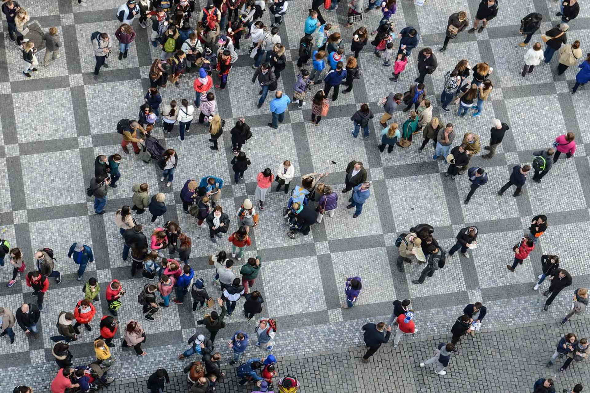 Человек толпы. Много места. Огромная толпа людей. Огромное скопление людей. Скопление людей.