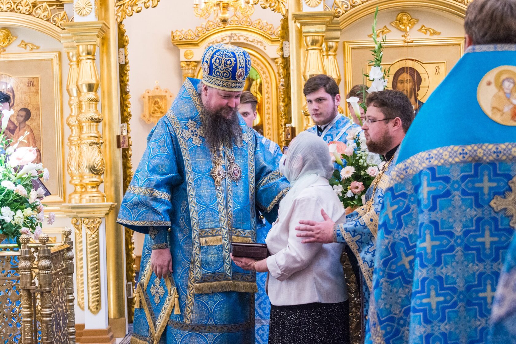 Очередь к тихвинской иконе. Возвращение Тихвинской иконы Божией матери в 2004 году. Храм Тихвинской иконы Божией матери в Сущеве. С праздником Тихвинской иконы Божией матери 9 июля. Праздник Тихвинской иконы Божией матери фото 22год.