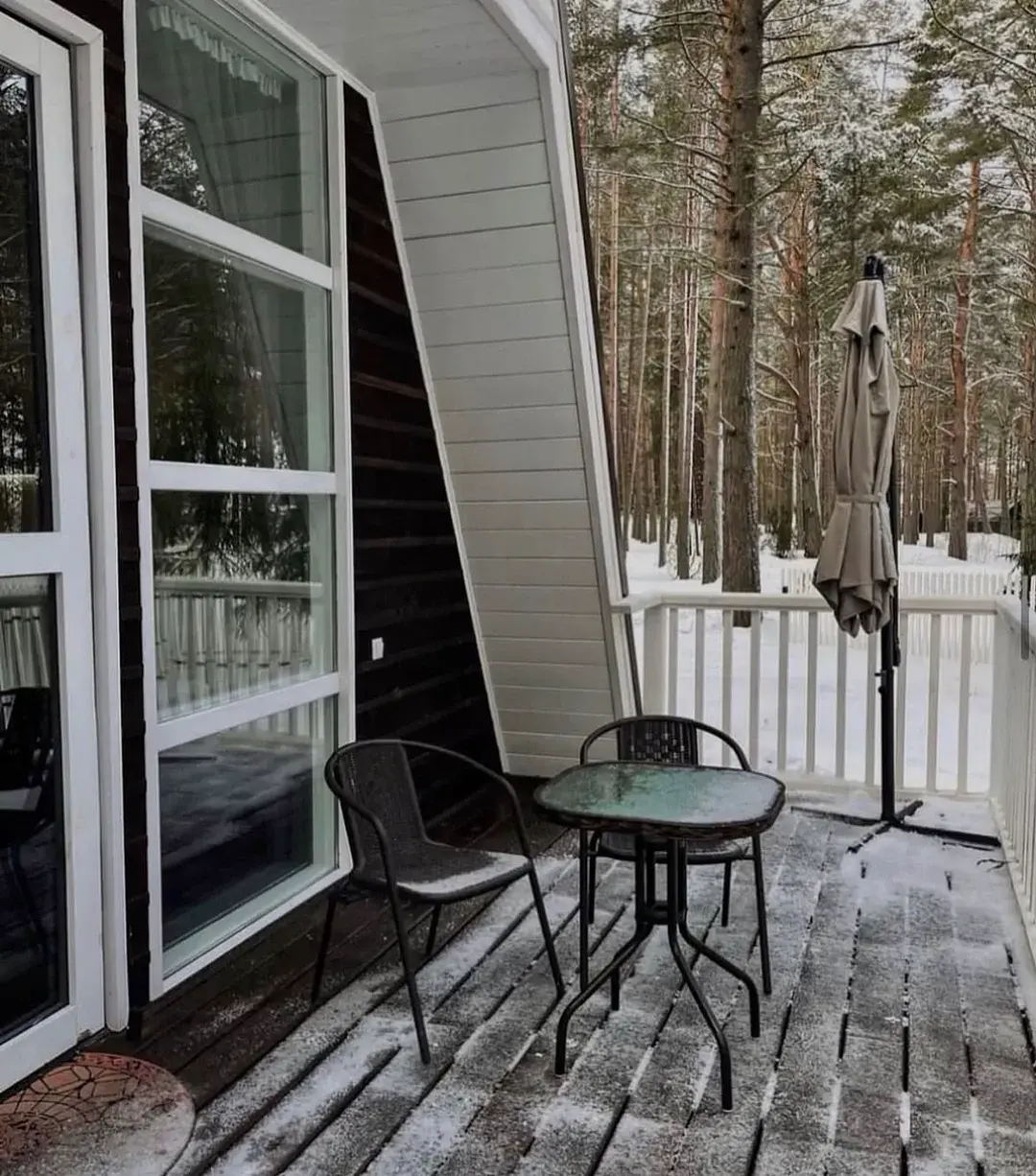 Заснеженная терраса A-Frame Family с панорамным окном