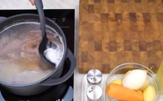 Приготовление горохового супа с копчёными свиными рёбрышками: шаг 5