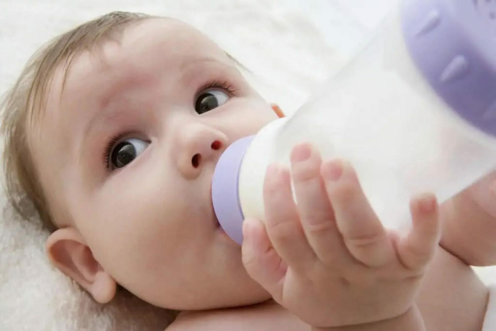 Можно пить воду новорожденный. Специальная вода для новорожденных. Шум воды для новорожденных. Энергетик для грудничка. Поить водой грудничка.