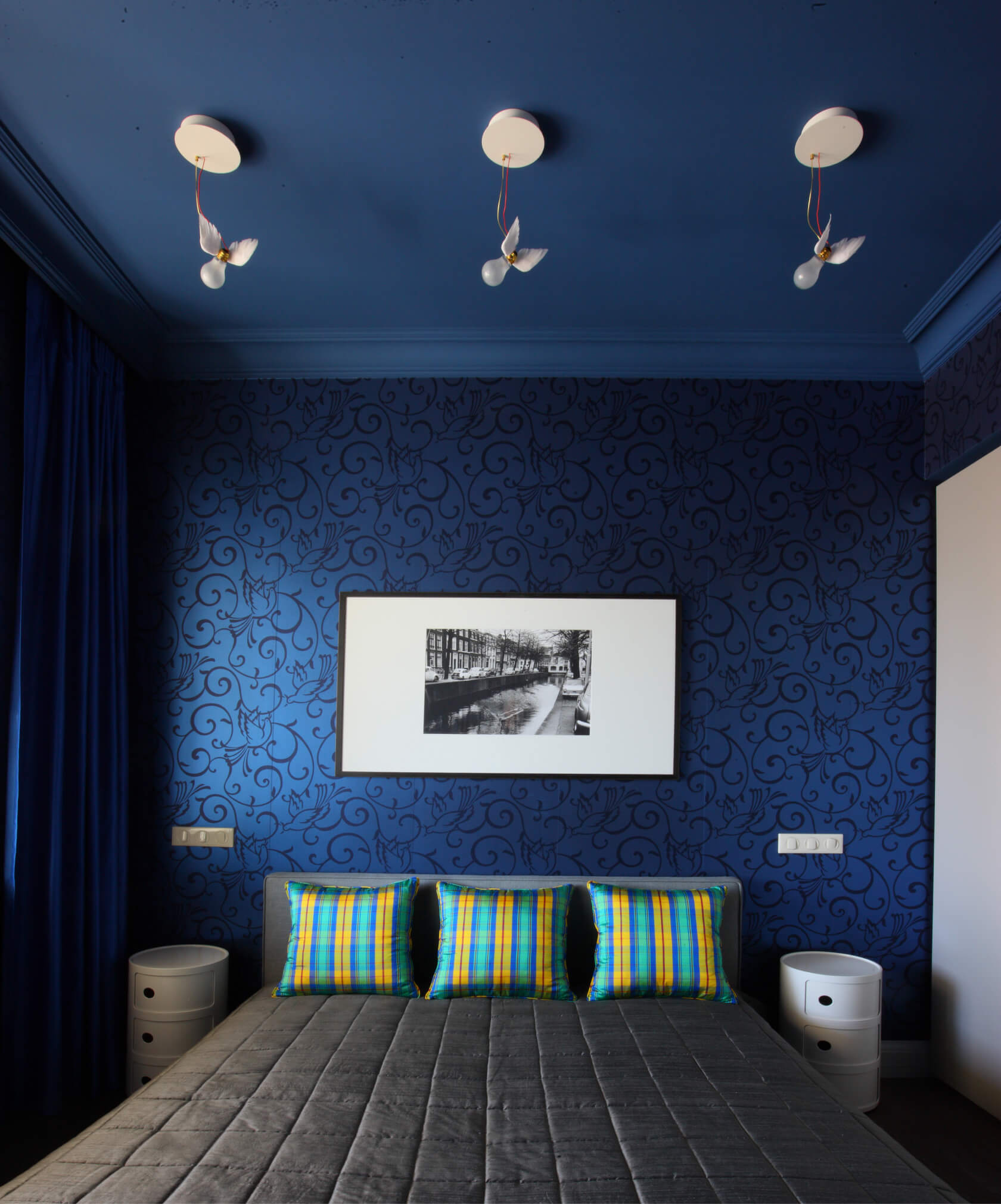 Красивые синие комнаты. Комната с синими обоями. Синий потолок в спальне. Комната с синими стенами. Синяя спальня.