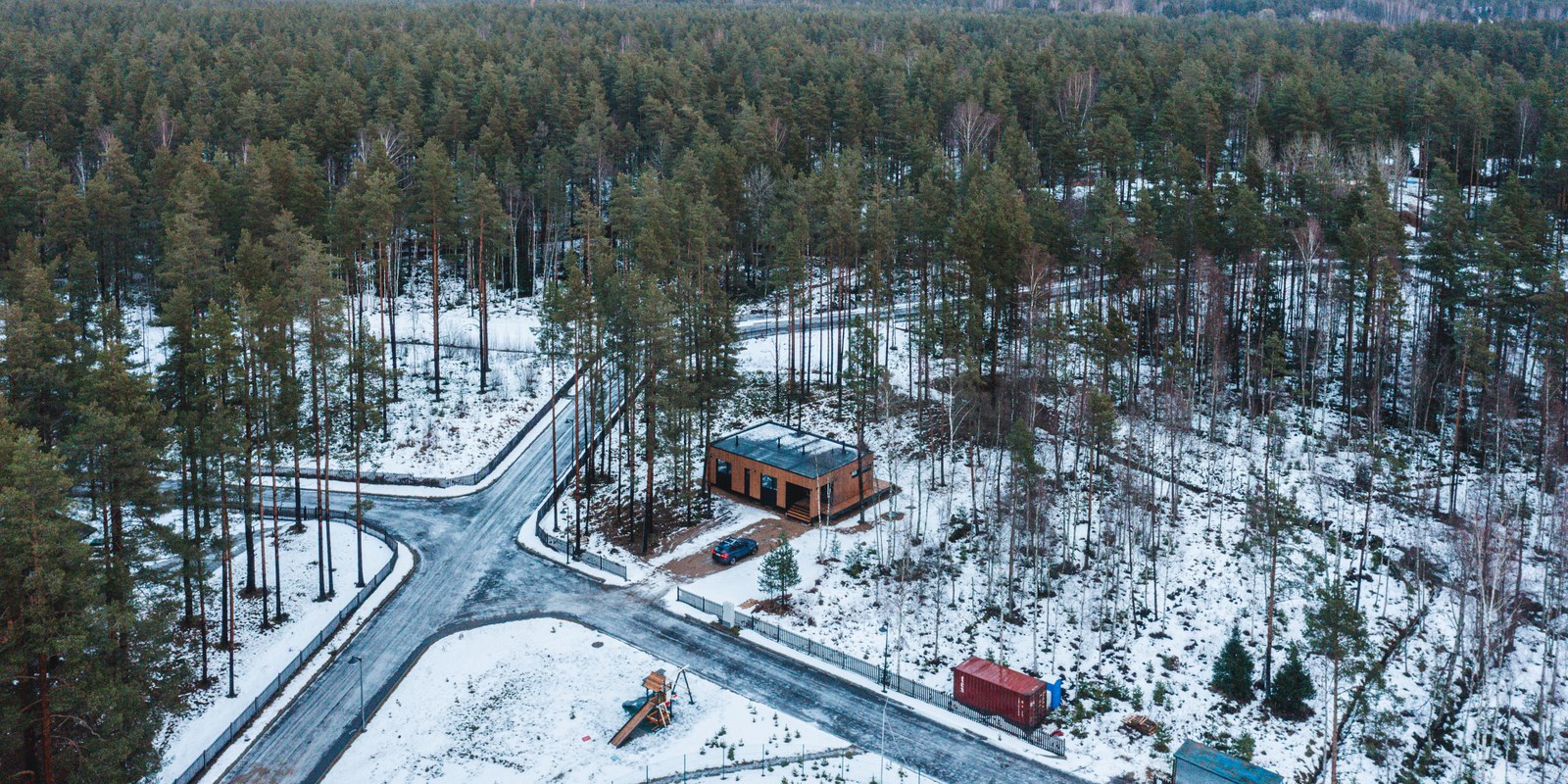 Дом М5 с высоты — участок в сосновом лесу у перекрёстка дорог посёлка