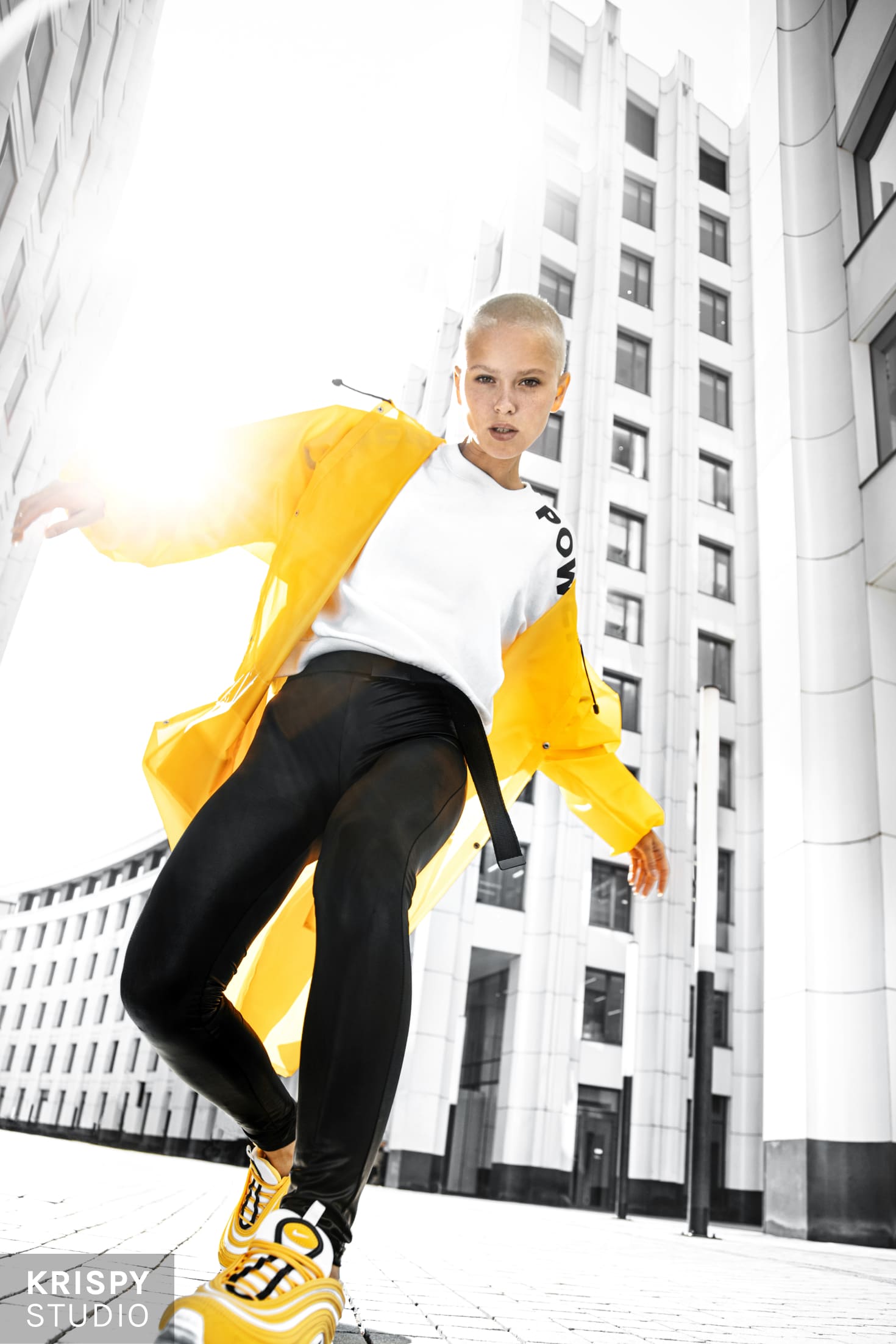 Фотосессия кроссовок Nike унисекс на фоне футуристичной архитектуры