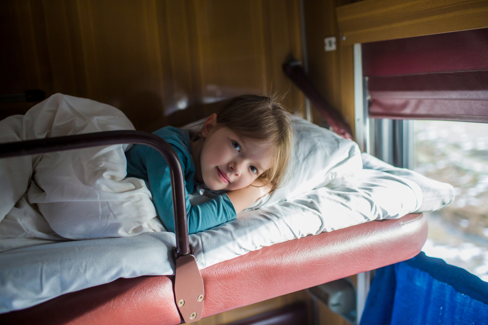 плацкарт поезд ребенок белье сон верхняя полка вагон