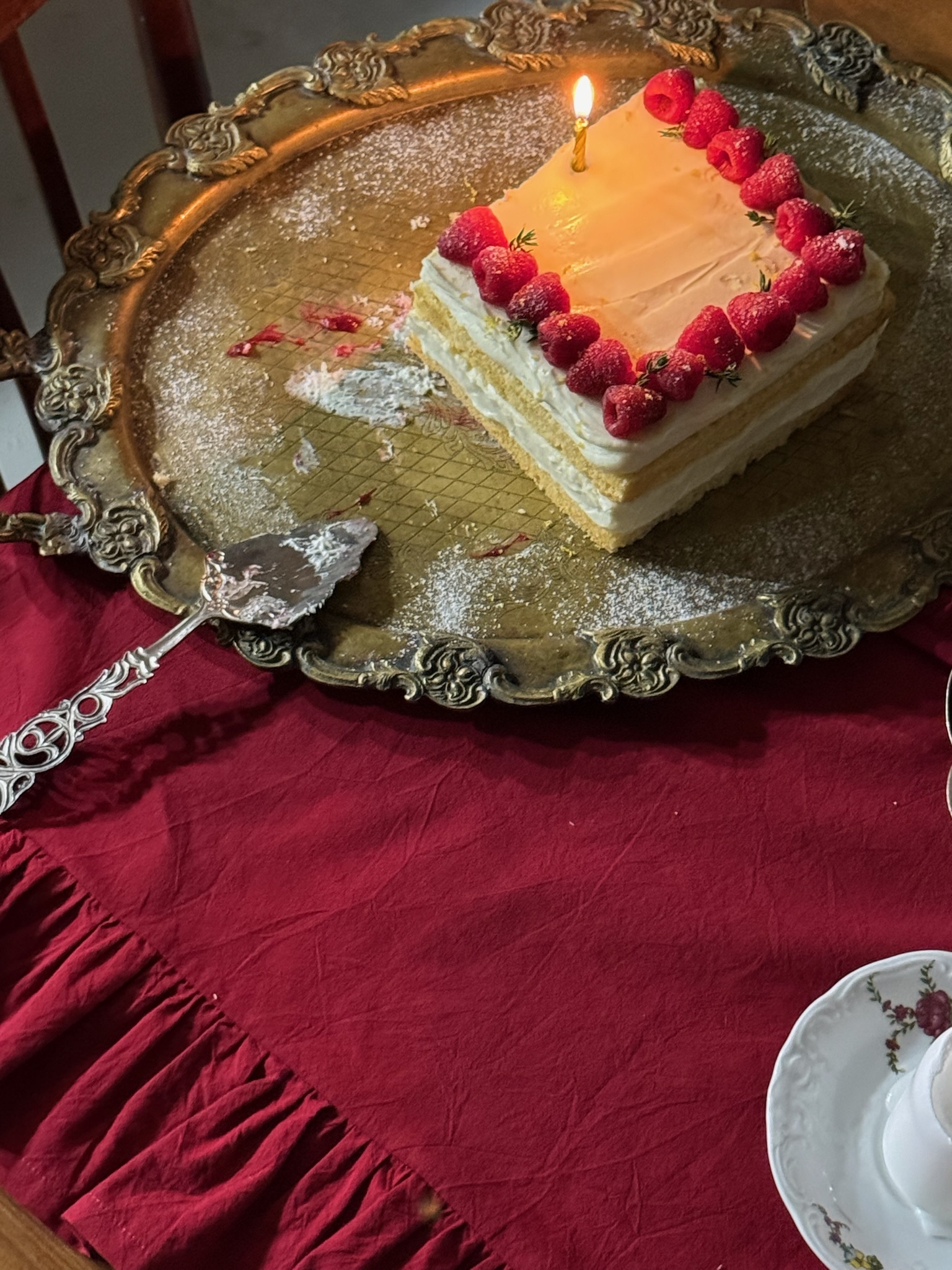 Скатерть для праздника с воланом — сервировка стола с десертом и свечой