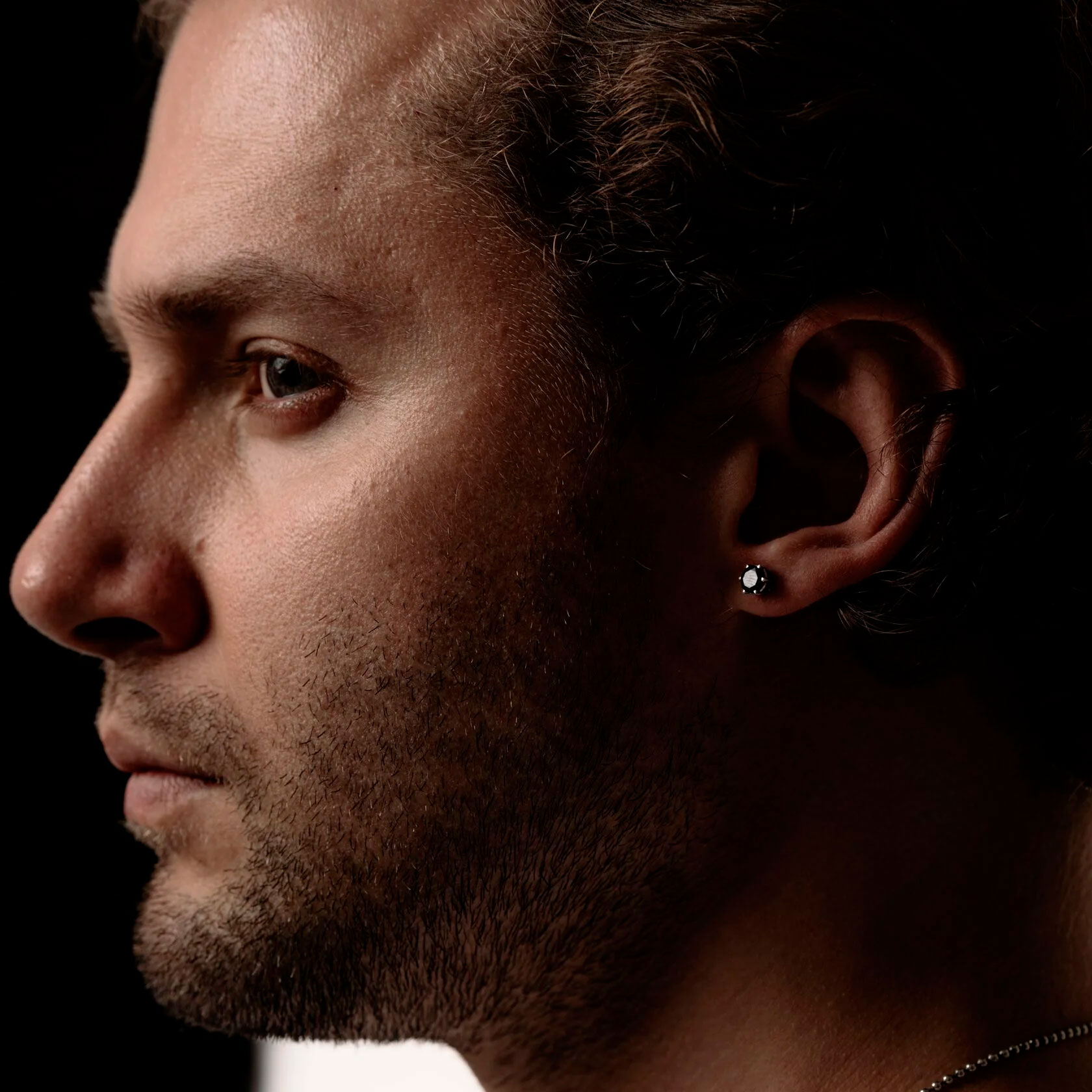 Серебрянная серьга на мужчине