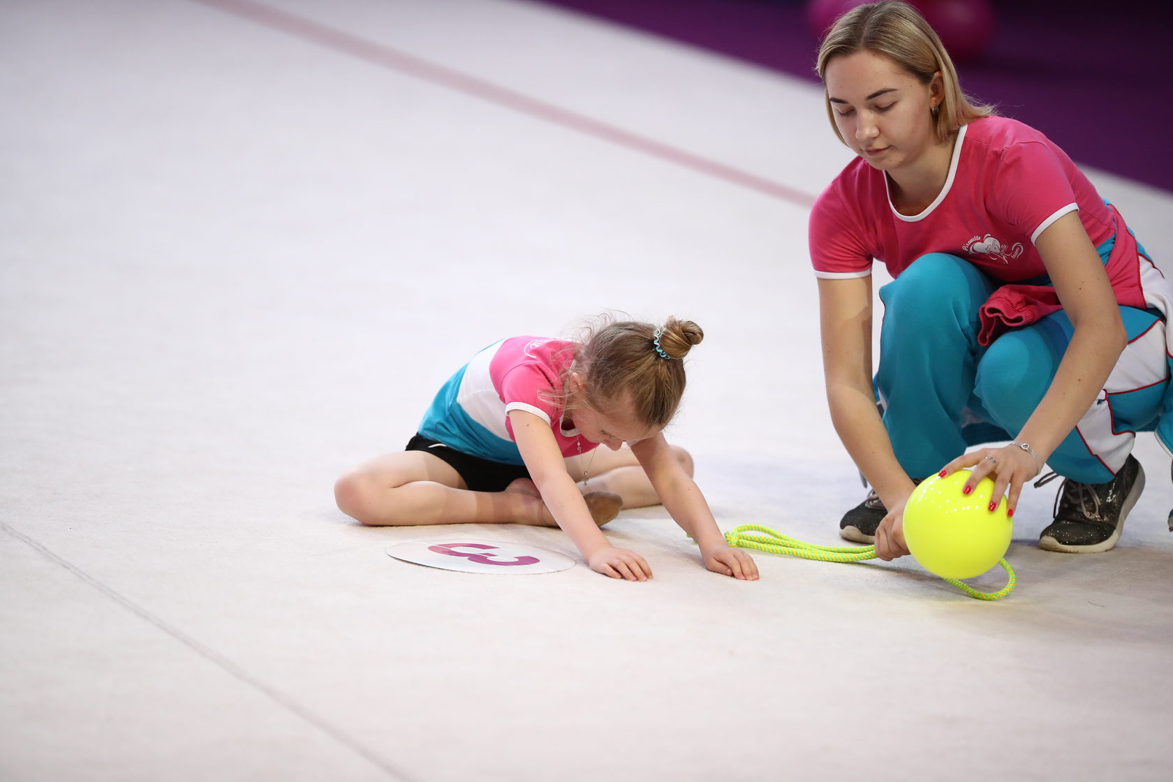 Когда отдать ребенка в художественную гимнастику: возраст и другие факторы