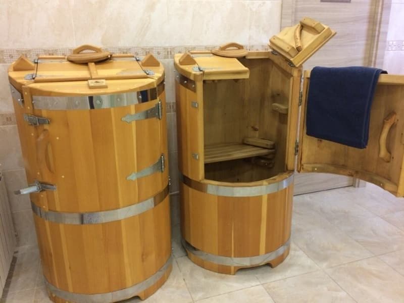 кедровая бочка в интерьере. хамам с панорамным окном. бочка хамам. бочка хамам. фитосауна кедровая бочка.
