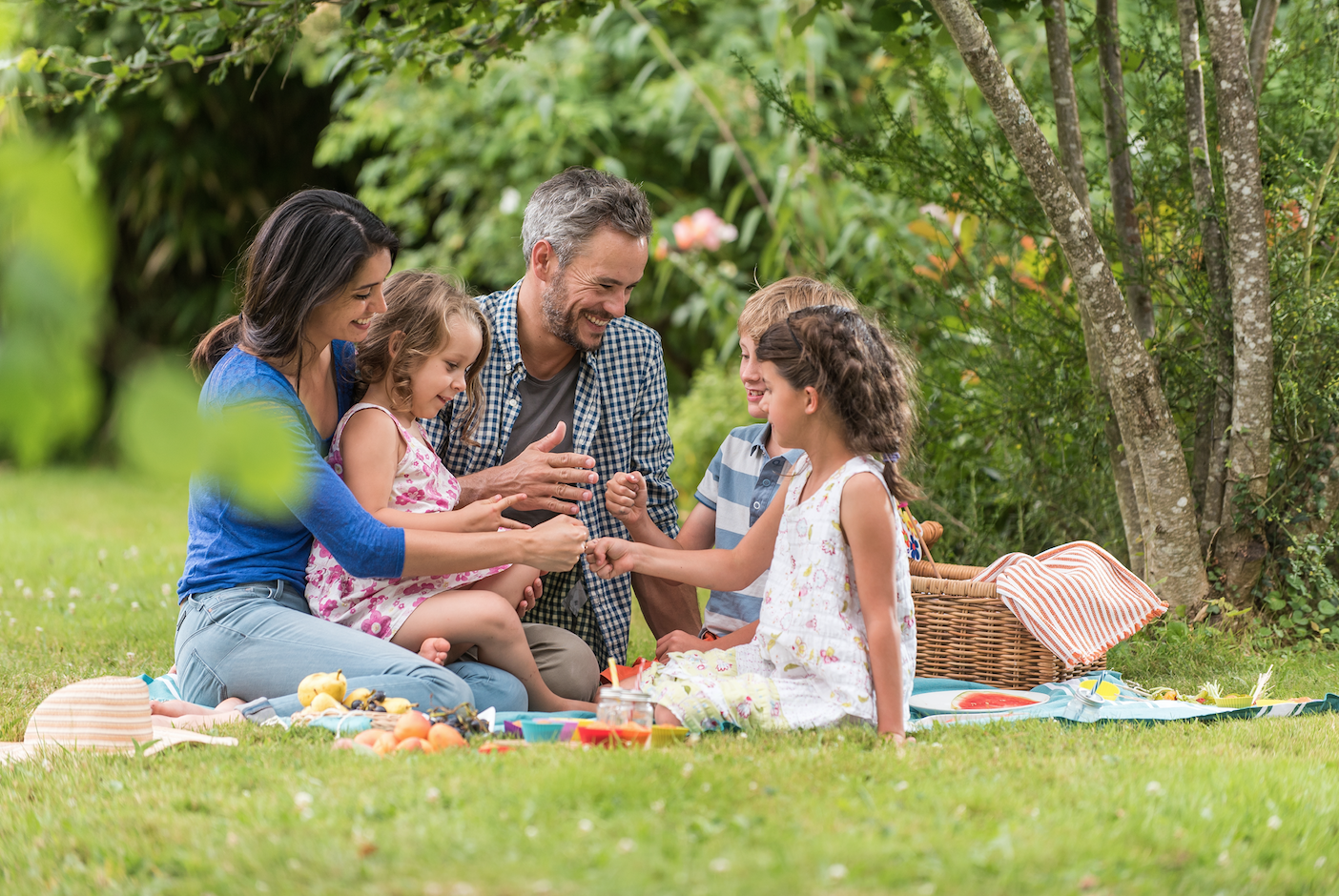Досуг майский. Семья на пикнике. Пикник с семьей на природе. Семья лето. Родители с детьми на природе.