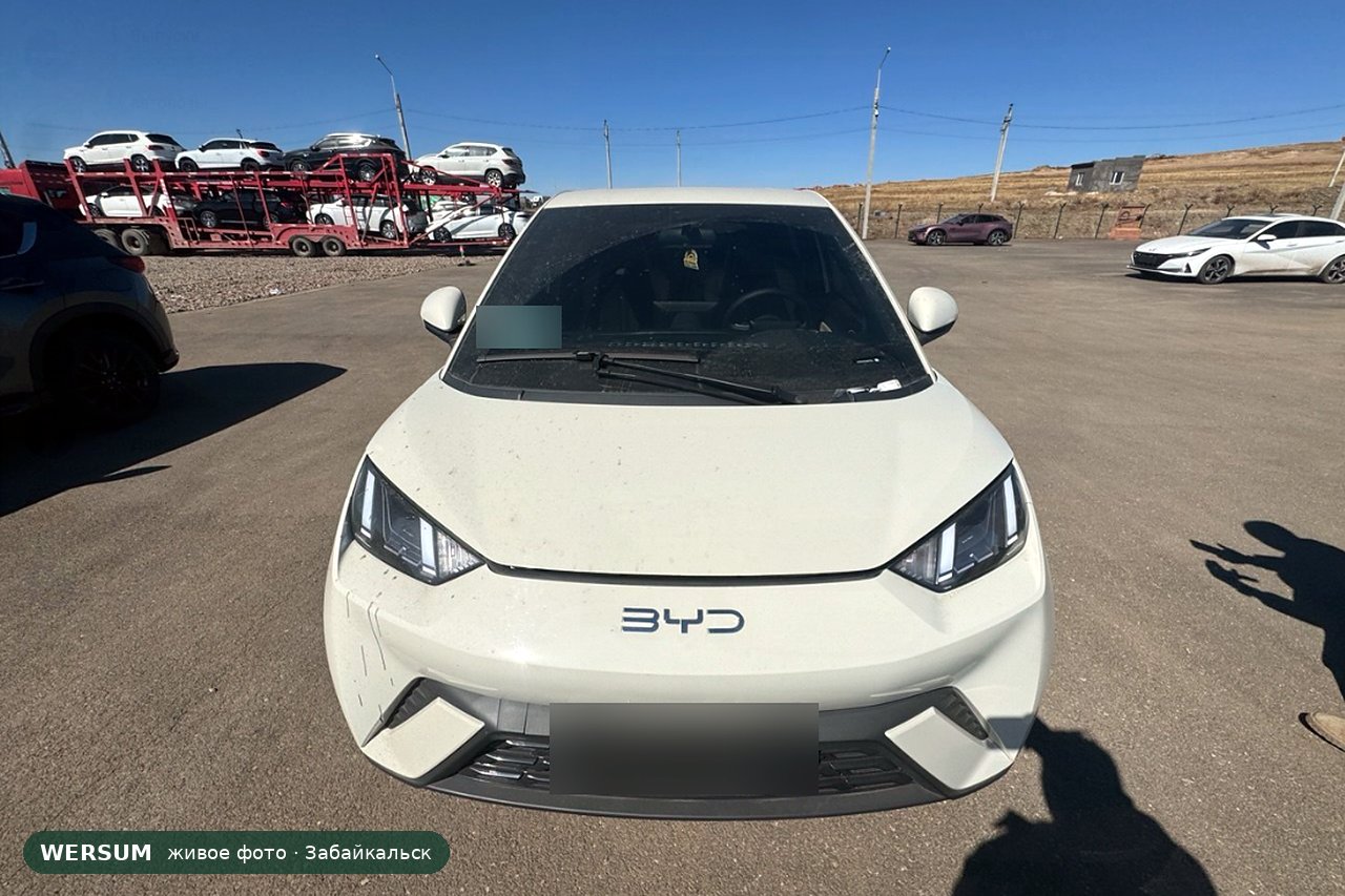 BYD Seagull, спереди: надпись BYD, решётки нет