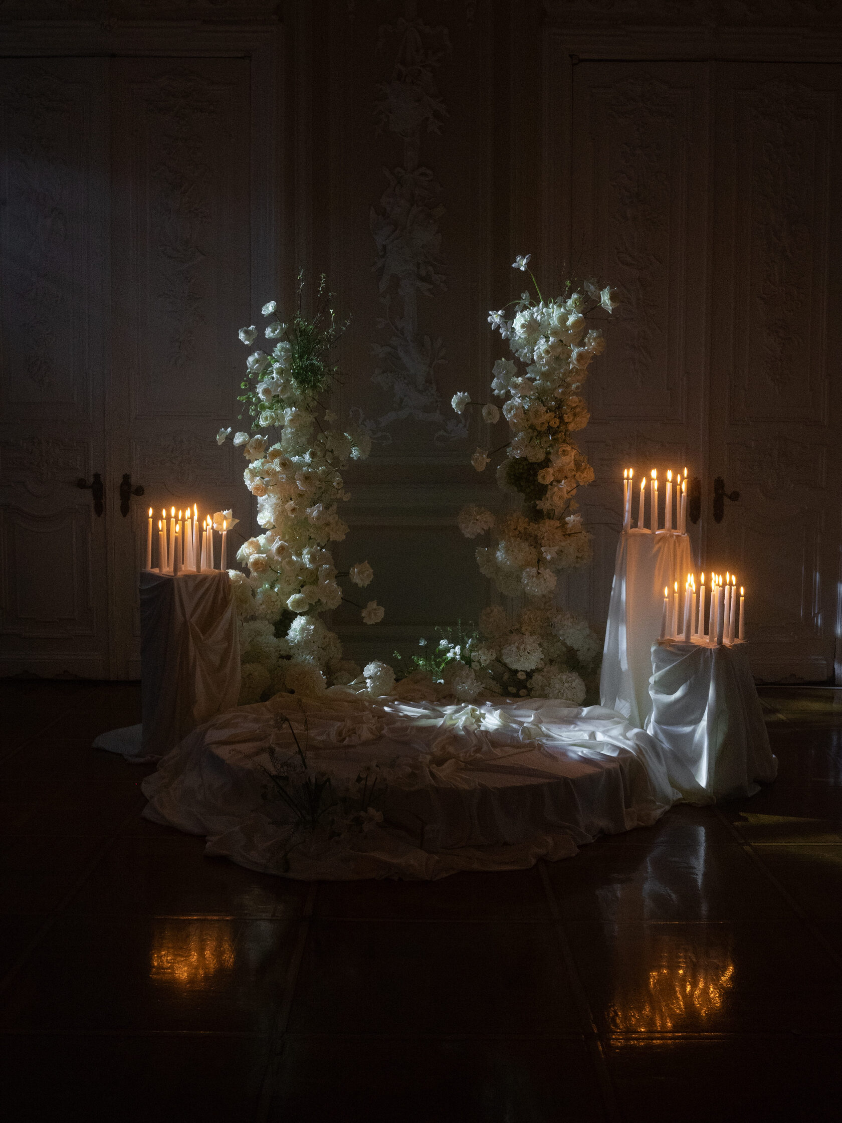 изящная флористика на выездной церемонии со свечами