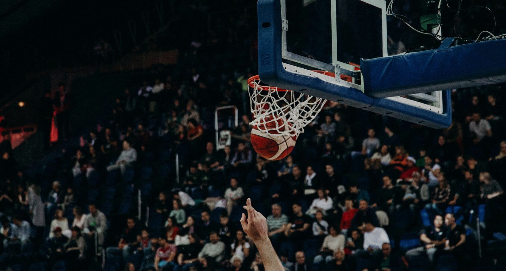 Famous basketball players. Баскетбол в англии. Ларри бёрд данк. The best basketball. Баскетбол фото корея.