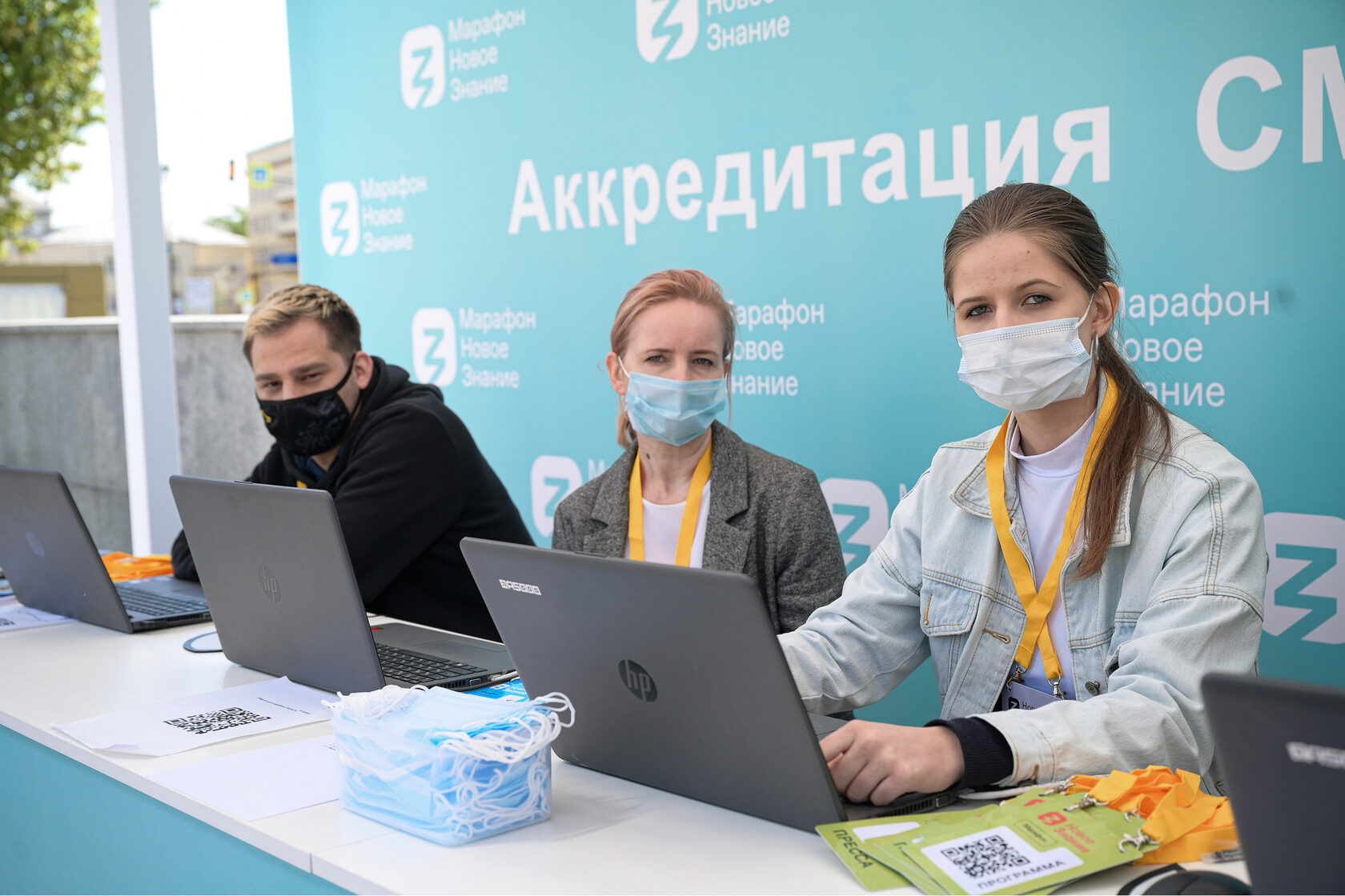 Ивент агентство Москва. Бейдж конференция. Человек на конференции с бейджами. Аккредитация бейдж.