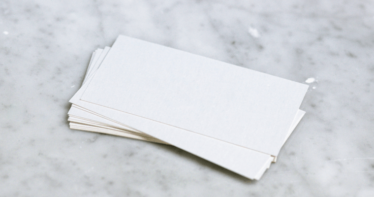 белые карточки на мраморе