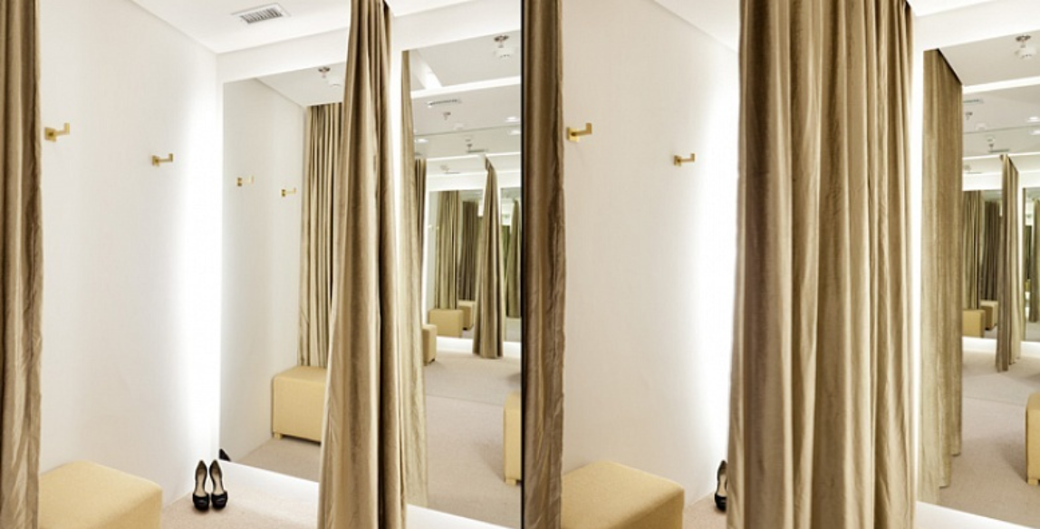 Одежда в примерочной. Работа примерочных. Одежда в примерочной. Шторы для примерочной. Девушка примеряет платье.