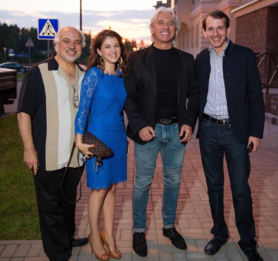 Вечером на улице, с друзьями