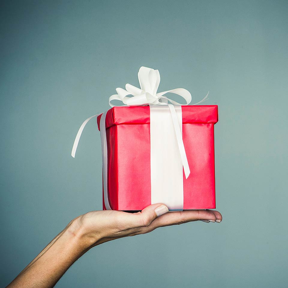 Что подарить брату на день рождения? 21 идея крутого подарка