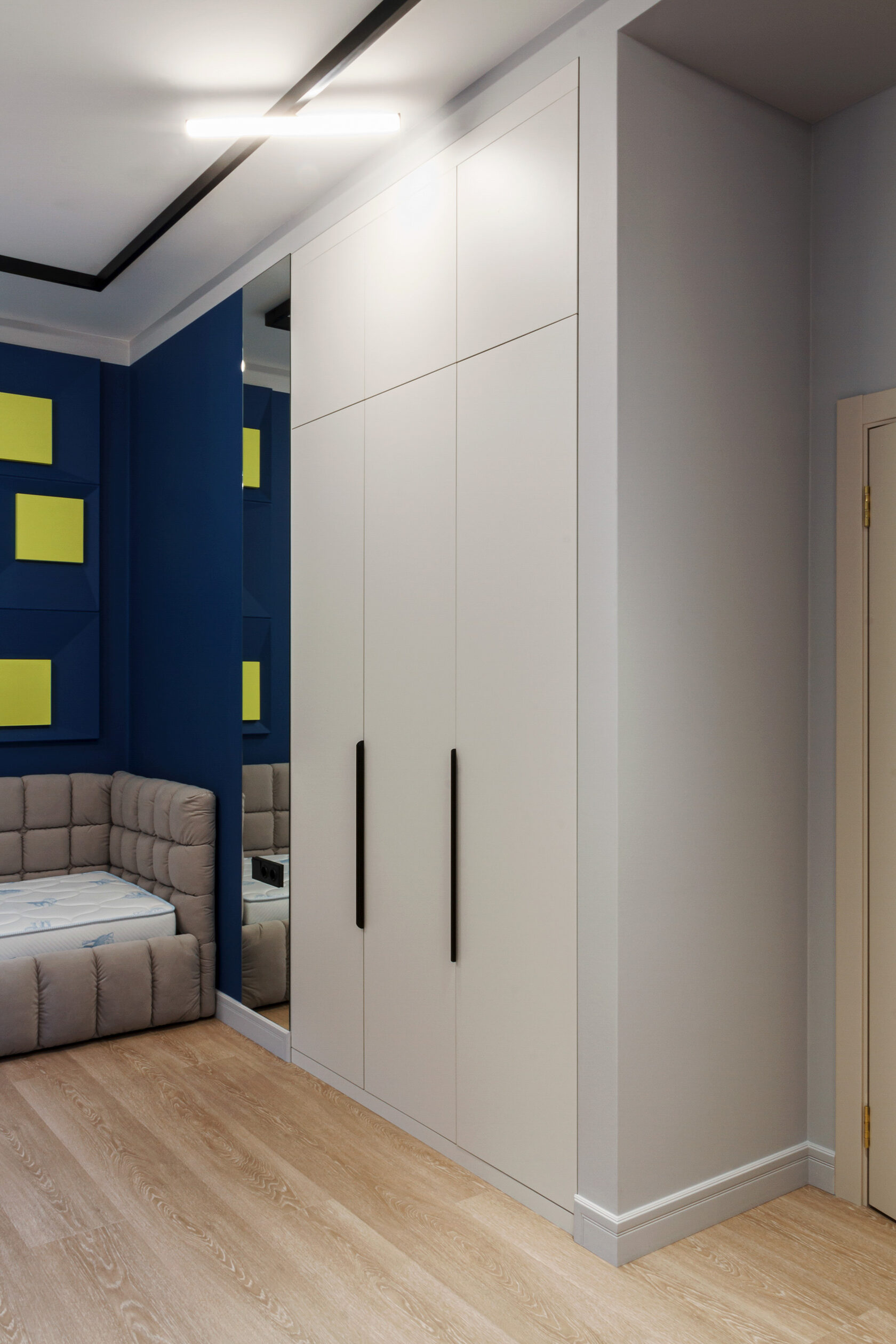 Детская комната в пастельных тонах с индивидуальной мебелью по дизайн-проекту