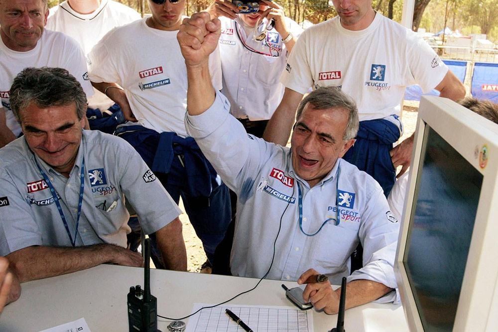 Руководитель команды Peugeot Sport Коррадо Провера празднует победу Маркуса Гронхольма в ралли Австралия 2002