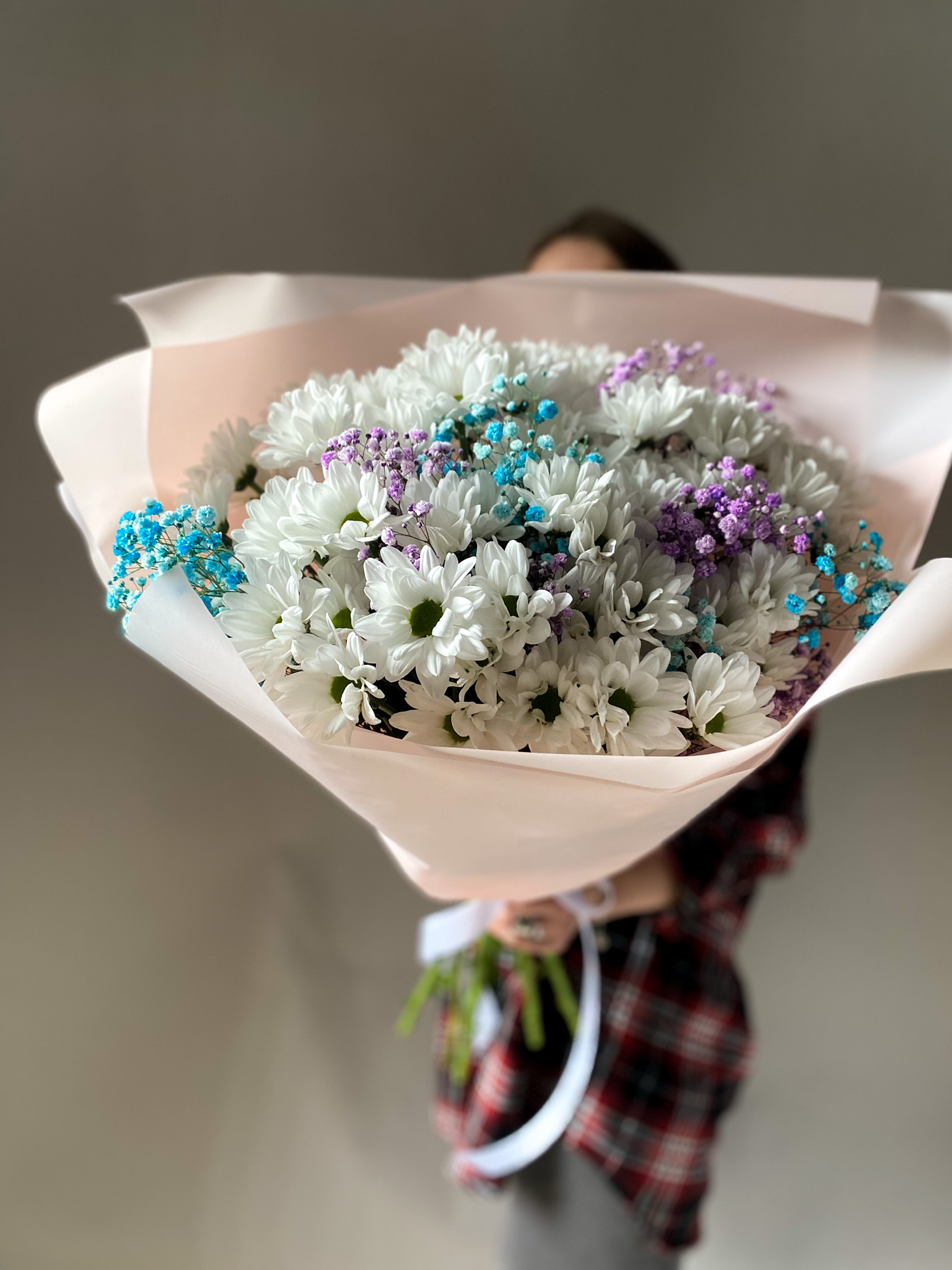 радужный букет из хризантем. букеты flowwow. пирогова 15 воронеж база. хризантемы купить. цветочек воронеж.