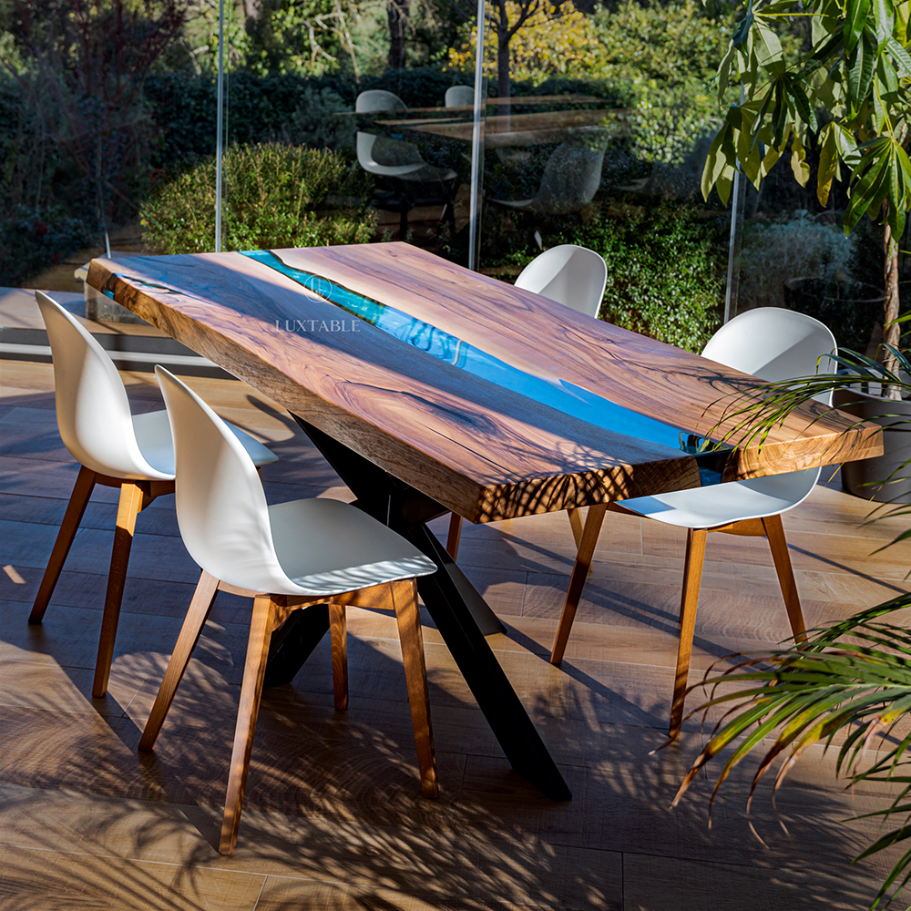 Epoxidharz Tische Alagoas aus europäischem Nussbaum und hellblauem Epoxidharz mit Metallic Effekt