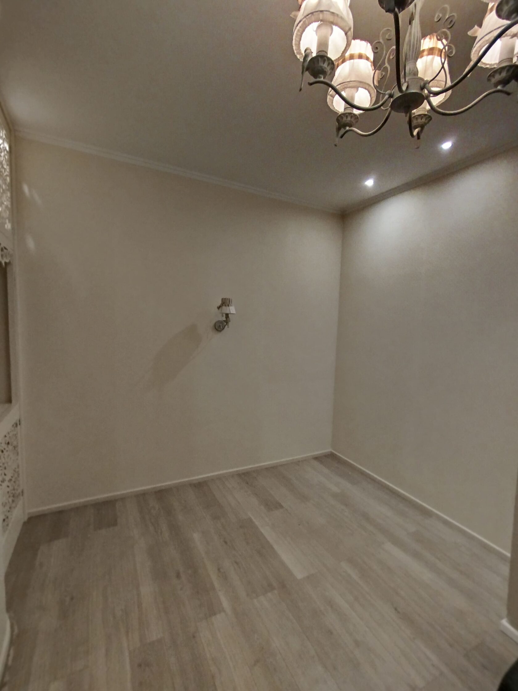 Ремонт кухни-гостиной — объединение пространства, укладка плитки, фартук из керамогранита