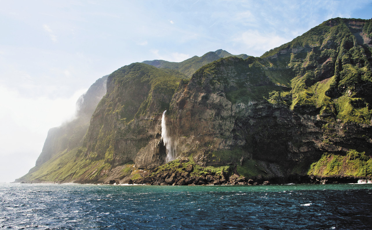 Водопад Илья Муромец на Курильских островах