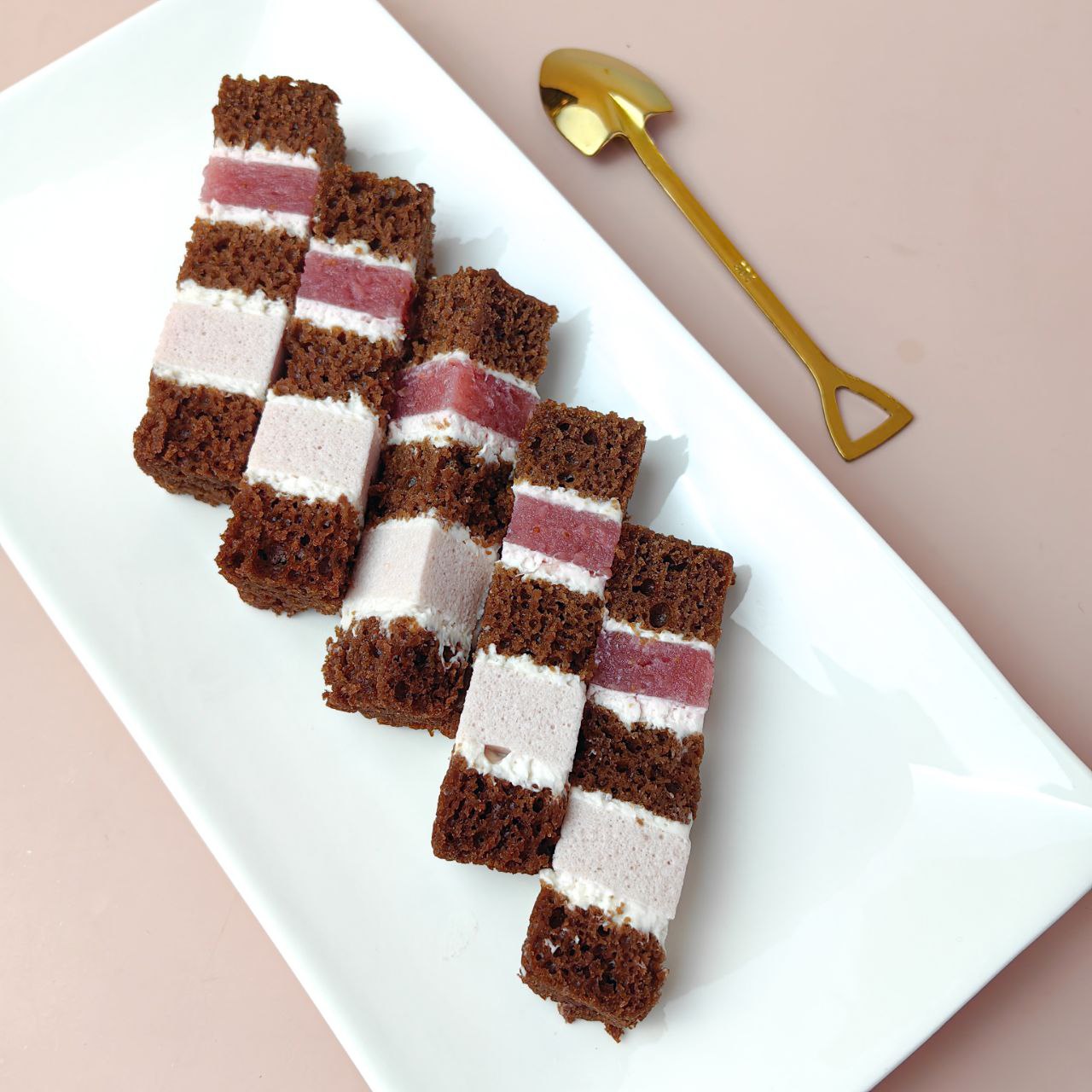  клубника в шоколаде Минимальный вес торта 2кг Начинка в торты из линейки Заказные Сочетание клубники и шоколадного вкуса 