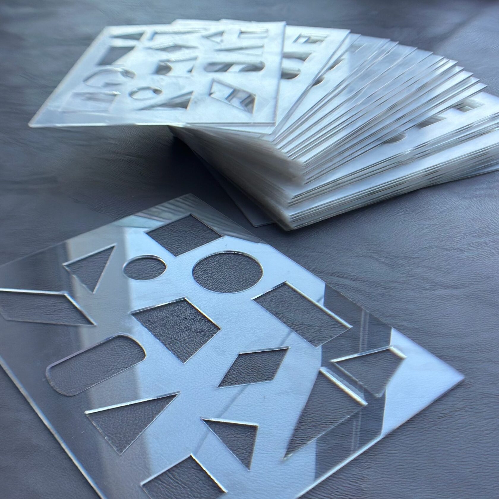 Лазерная резка ПЭТ ПЛАСТИКА в Кирове — изготовление деталей и трафаретов на заказ