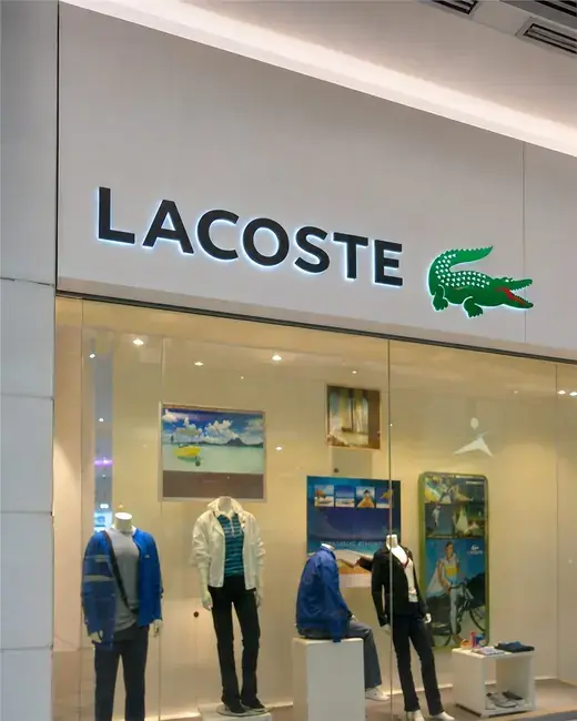 Фасадная вывеска магазина Lacoste